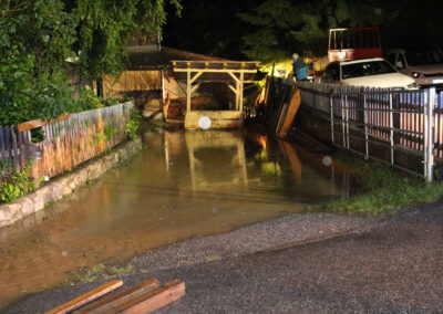 Überschwemmte Hofeinfahrt