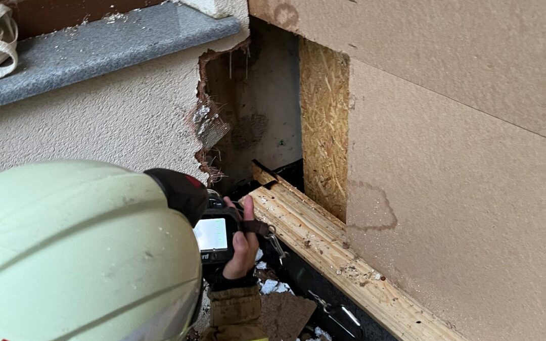 Einsatz 22 und 23/24: Glimmbrand nach Flämmarbeiten und Gebäudeentrauchung in einer Pension